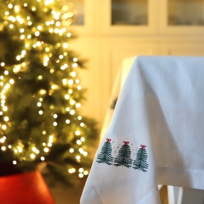 Toalha de mesa branca com bordado de árvores de Natal e laços vermelhos