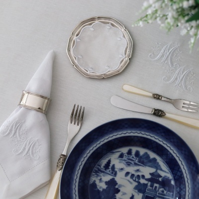 Conjunto de 4 Guardanapos Monograma 1 ou 2 Letras Clássico com Pequenas Folhas