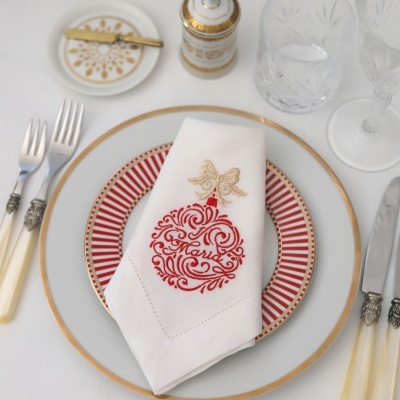 Conjunto de 4 Guardanapos Bola de Natal com Palavra ou Nome e Laço Dourado