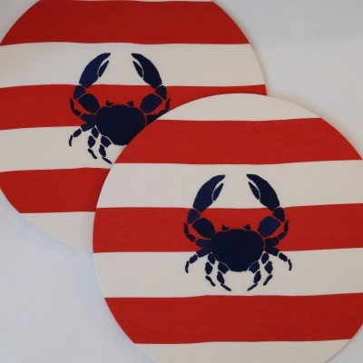 Capa com Riscas encarnadas e bordado de caranguejo