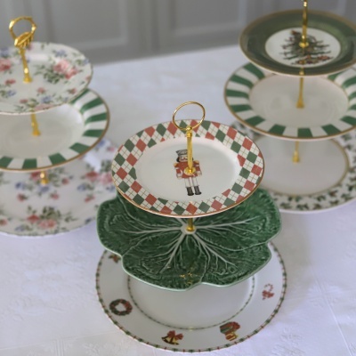 Fruteira de 3 andares com Loiça de Natal e Bordallo Pinheiro