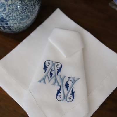 Conjunto de 4 Guardanapos com Monograma de 1 ou 2 Letras com Folhas