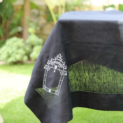 Toalha em linho com bordados pagode