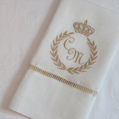Toalha de Mãos Coroa de Louro e Monograma