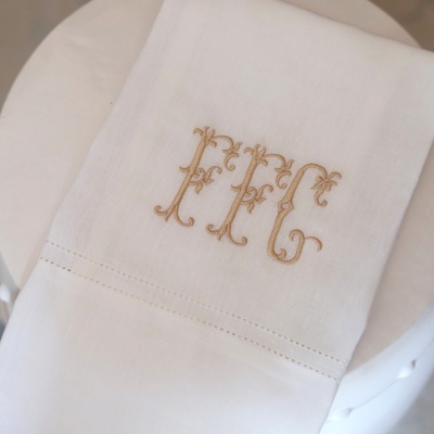 Guardanapo branco com bordado castanho das letras FFC