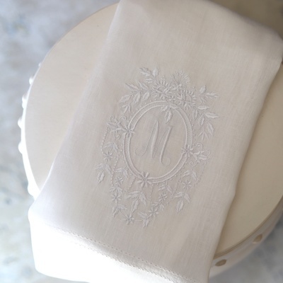 Toalha Moldura Oval Flores e 1 Letra