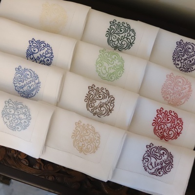 Conjunto de 4 Guardanapos / 1 Toalha de Mãos Bolas de Natal com Palavras ou Nome