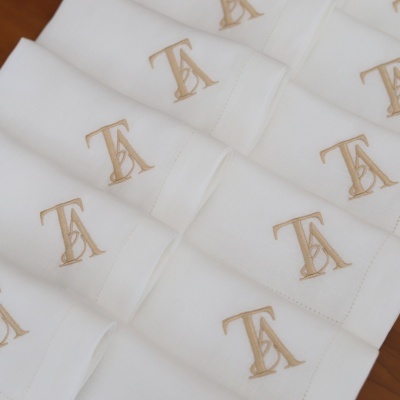 Toalhas brancas com bordado dourado 'TA'