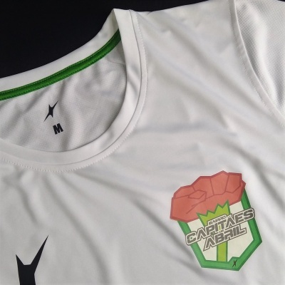 Camisola branca com gola redonda e logótipo colorido