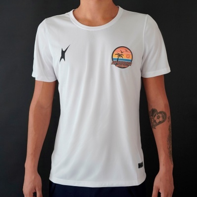 T-shirt branca com estampa colorida e figura preta no peito