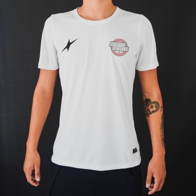 T-shirt branca com emblema HARU e símbolo preto no peito