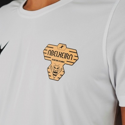 Camisola branca com símbolo laranja ABELXEIRA e touro ao peito