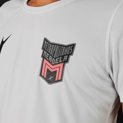 Camisola branca com logótipo METROPOLITANOS MERDELA e símbolo Nike preto