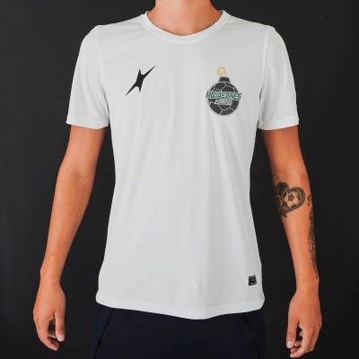 Homem com t-shirt branca de manga curta e logótipos ao peito