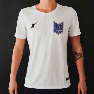 Camisola desportiva branca com estampas azul e preto, usada por pessoa com tatuagens no braço direito