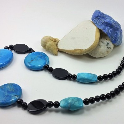 Colar de pedras Howlita Azul (Turquesa) e Ónix Colar de pedras Howlita Azul (Turquesa) e Ónix
