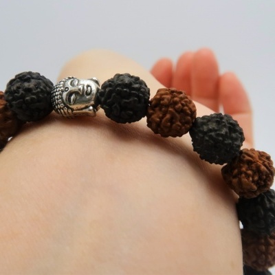 Pulseira rudraksha castanha e negra com Buda Pulseira rudraksha castanha e negra com Buda