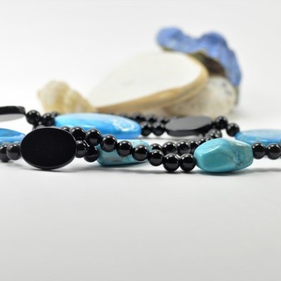 Colar de pedras Howlita Azul (Turquesa) e Ónix Colar de pedras Howlita Azul (Turquesa) e Ónix