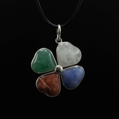 Pendente Trevo em Prata com Jaspe Brechado, Sodalita, Aventurina e Quartzo Leitoso Pendente Trevo em Prata com Jaspe Brechado, Sodalita, Aventurina e Quartzo Leitoso