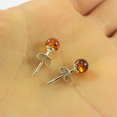 Brincos bola de Âmbar 5mm com fecho em Prata Brincos bola de Âmbar 5mm com fecho em Prata