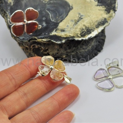 Trevo com banho prata com 4 Ágatas Trevo com banho prata com 4 Ágatas