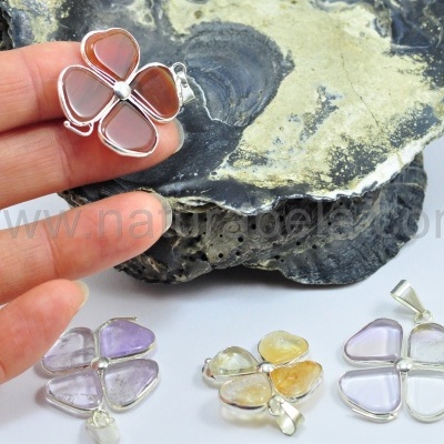 Trevo com banho prata com 4 Ágatas Trevo com banho prata com 4 Ágatas