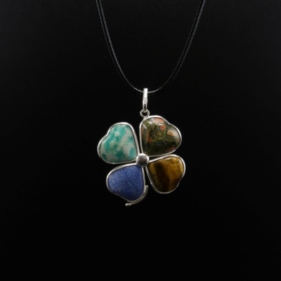 Pendente Trevo em Prata com Olho de Tigre, Unakita, Aventurina Azul e Amazonite Pendente Trevo em Prata com Olho de Tigre, Unakita, Aventurina Azul e Amazonite