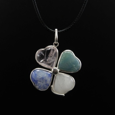 Pendente Trevo em Prata com Aventurina, Sodalita e Quartzos Pendente Trevo em Prata com Aventurina, Sodalita e Quartzos
