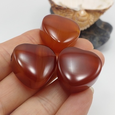 Coração de cornalina em pendente perfurado