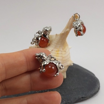 Pendente do signo Leão com bola Pendente do signo Leão com bola