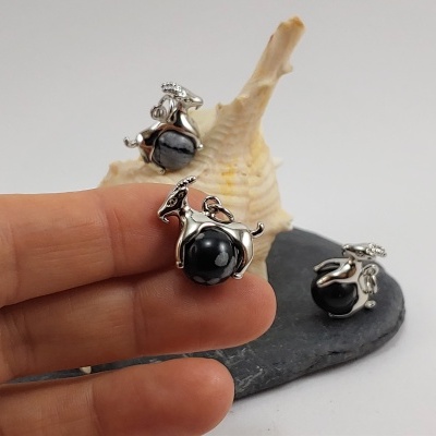 Pendente do signo Capricórnio com bola Pendente do signo Capricórnio com bola