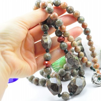 Colar de Unakita e Jaspe Colar de Unakita e Jaspe