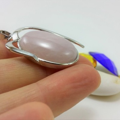 Pendente ovalado com quartzo rosa Pendente ovalado com quartzo rosa
