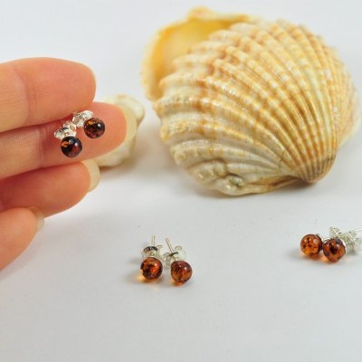 Brincos bola de Âmbar 5mm com fecho em Prata Brincos bola de Âmbar 5mm com fecho em Prata