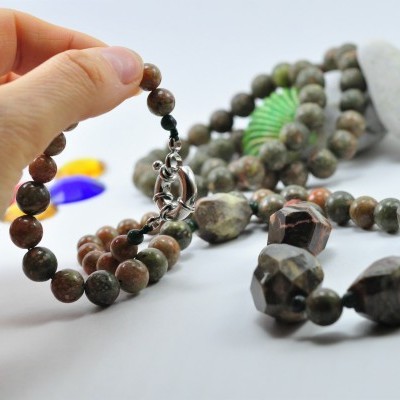 Colar de Unakita e Jaspe Colar de Unakita e Jaspe