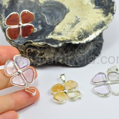 Trevo com banho prata com 4 Ágatas Trevo com banho prata com 4 Ágatas