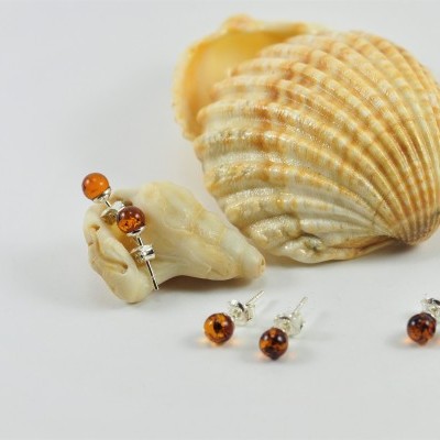 Brincos bola de Âmbar 5mm com fecho em Prata Brincos bola de Âmbar 5mm com fecho em Prata