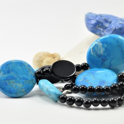 Colar de pedras Howlita Azul (Turquesa) e Ónix Colar de pedras Howlita Azul (Turquesa) e Ónix