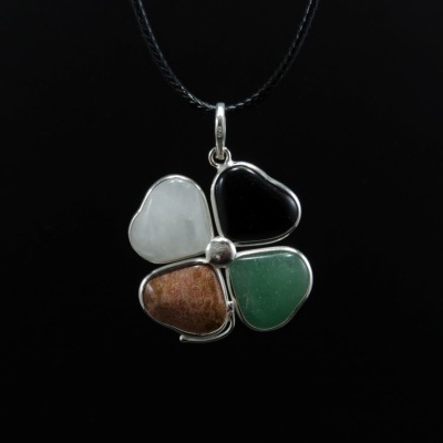 Pendente Trevo em Prata com Obsidiana, Aventurina, Pedra da Lua e Quartzo Leitoso Pendente Trevo em Prata com Obsidiana, Aventurina, Pedra da Lua e Quartzo Leitoso