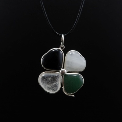 Pendente Trevo em Prata com Obsidiana, Quartzos e Aventurina Pendente Trevo em Prata com Obsidiana, Quartzos e Aventurina