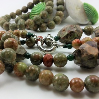 Colar de Unakita e Jaspe Colar de Unakita e Jaspe
