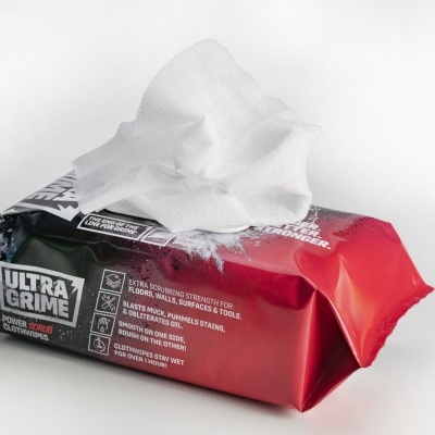 Pacote de lenços umedecidos ULTRA GRIME vermelho e preto com um lenço branco saindo