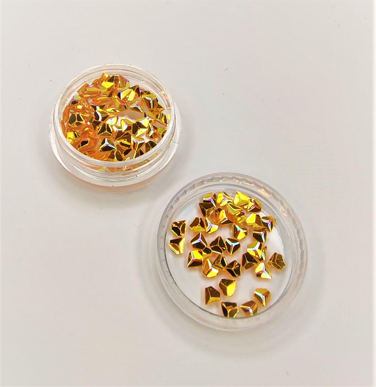 Recipientes transparentes com glitter dourado irregular