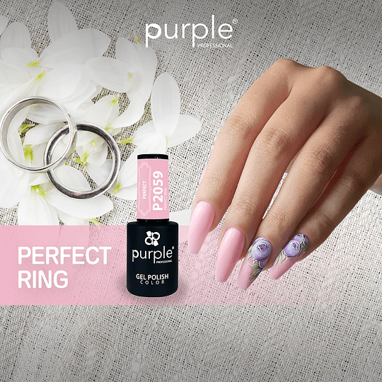 Frasco de verniz gel rosa com unhas decoradas e aneis sobre fundo cinza.