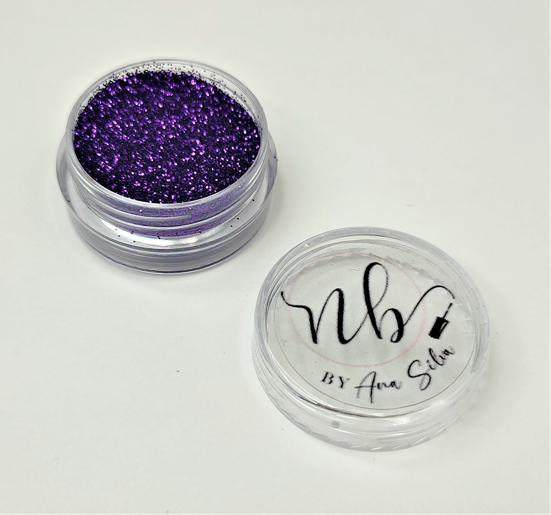 Pote pequeno com glitter roxo e tampa transparente com texto