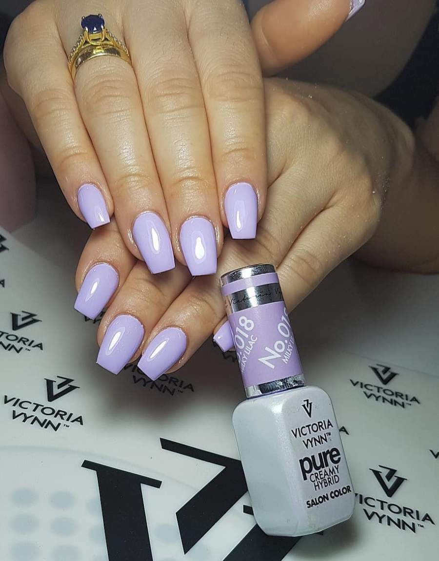 Unhas lilás quadradas com frasco de verniz Victoria Vynn.