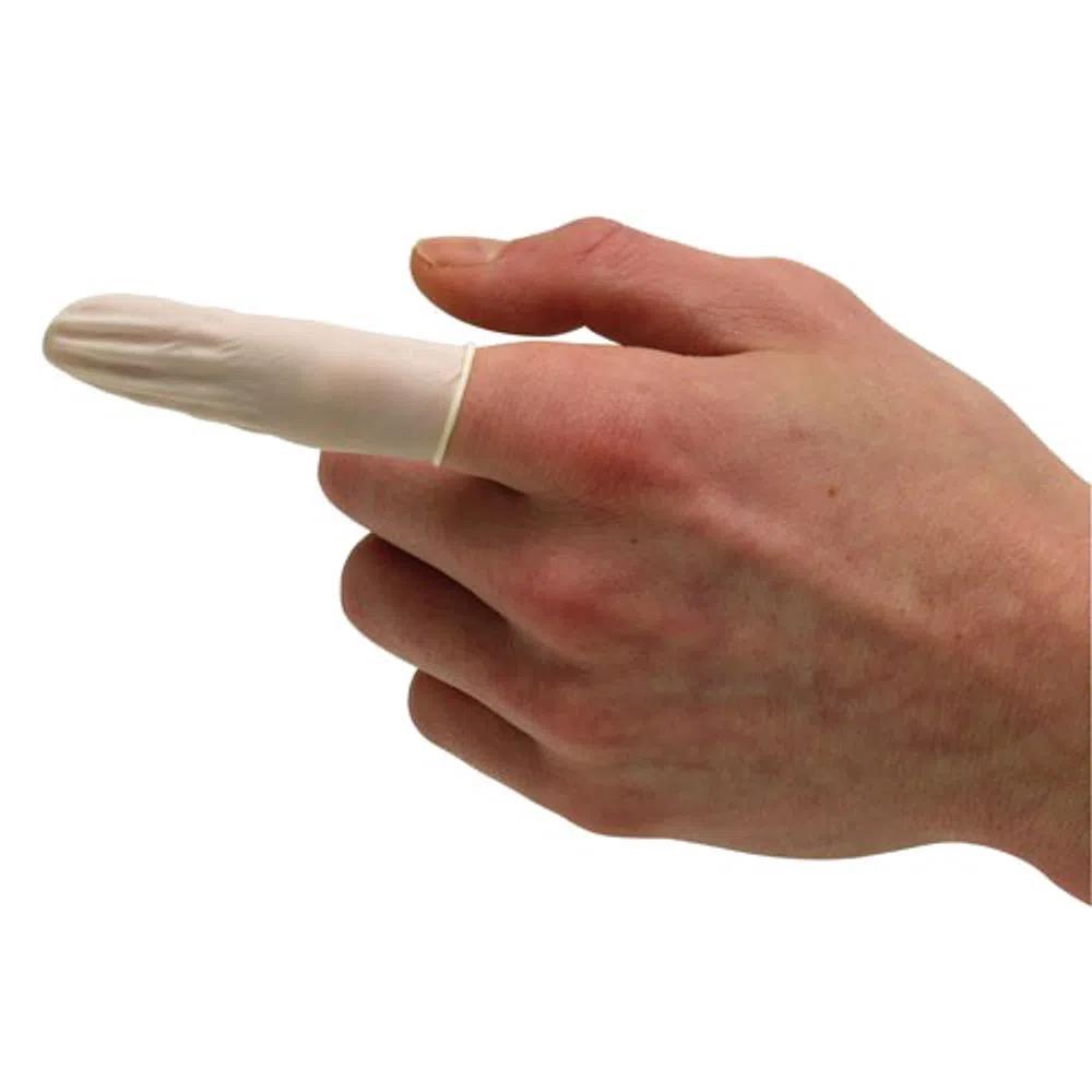 Mão com dedo indicador protegido por capa de látex de cor clara