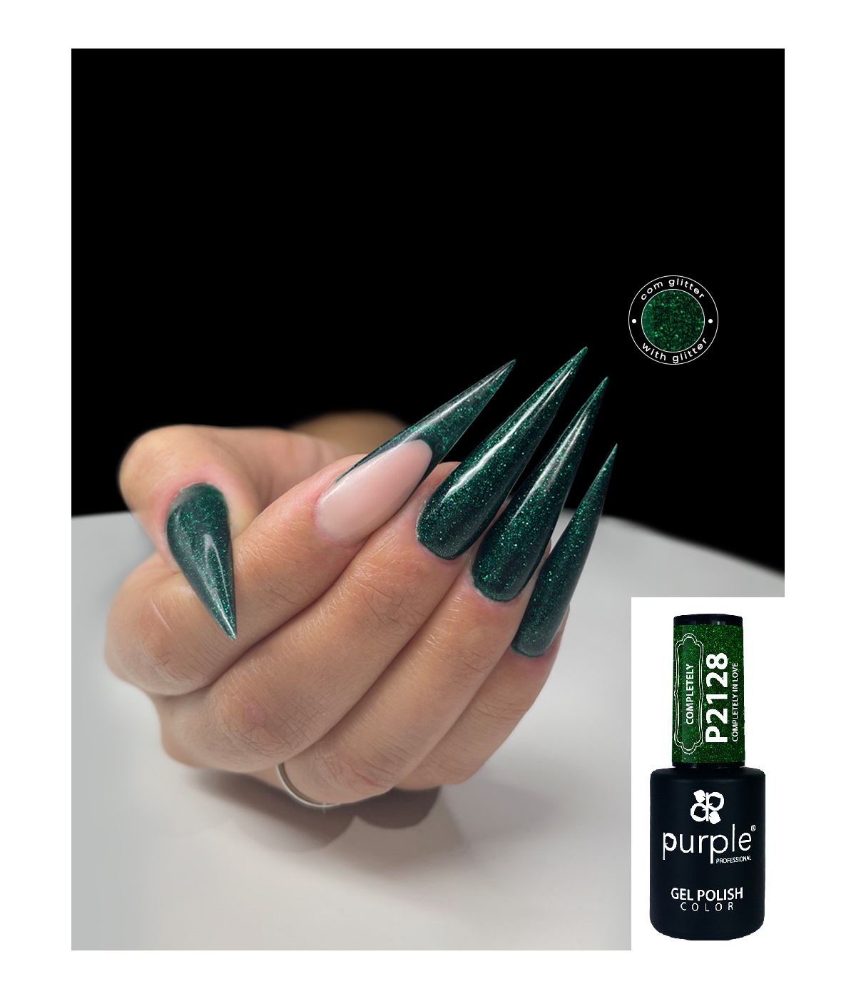Unhas com esmalte verde cintilante em gel e frasco do produto