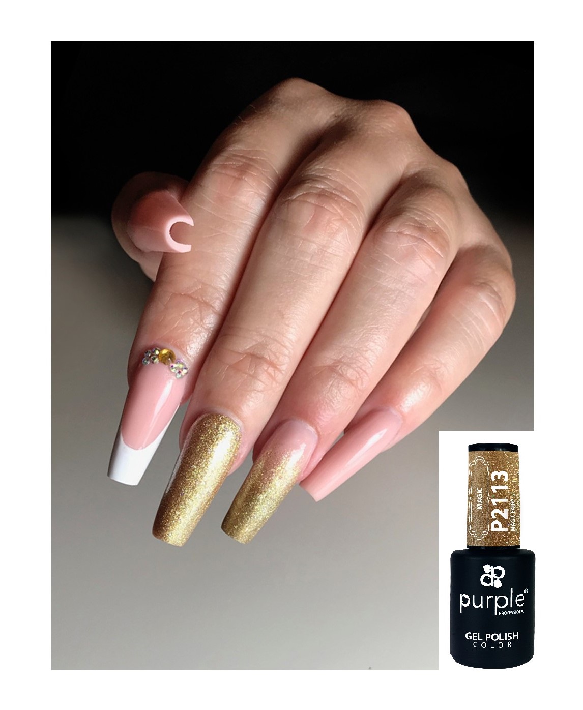 Unhas compridas com manicure em gel rosa, branco e dourado ao lado do frasco de verniz em gel preto e dourado da marca Purple.