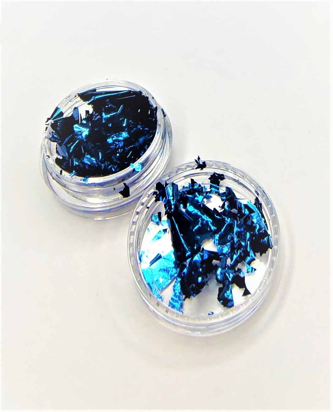 Recipientes transparentes com fita azul metálica brilhante